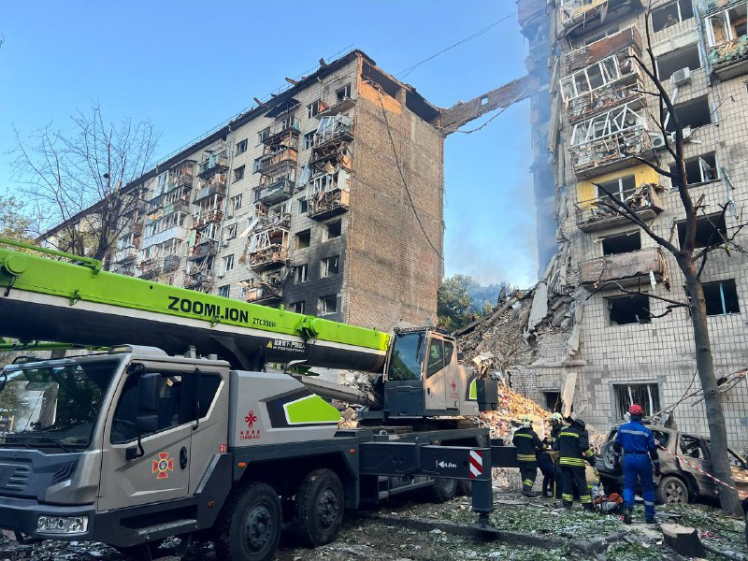 Росія вдарила балістикою по житловому будинку в Києві, обвалився цілий підʼїзд (фото, відео)