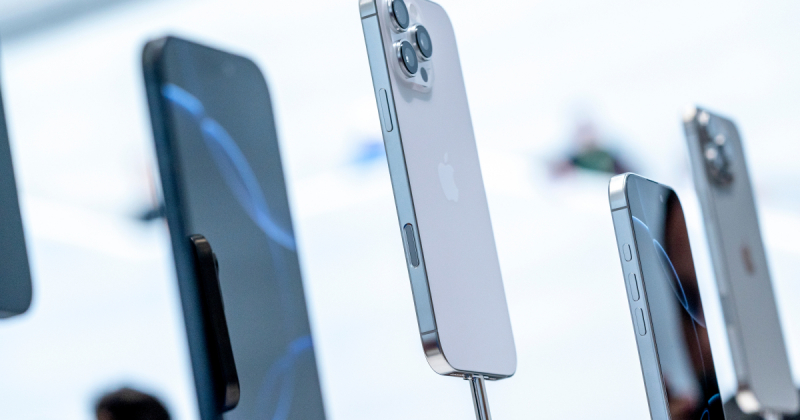 Apple майже повністю переорієнтувала експорт iPhone з Індії до США через мита Трампа – Reuters