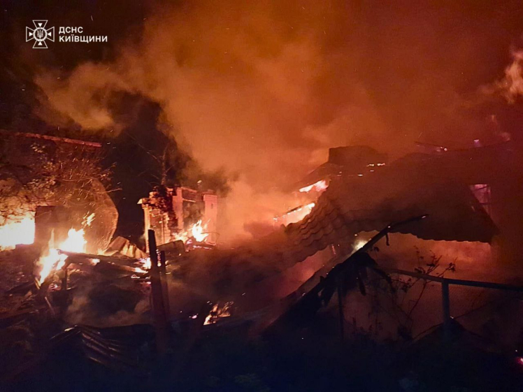 Росія завдала удару дронами і балістикою по Києву. Є загиблі і руйнування (фото, відео)