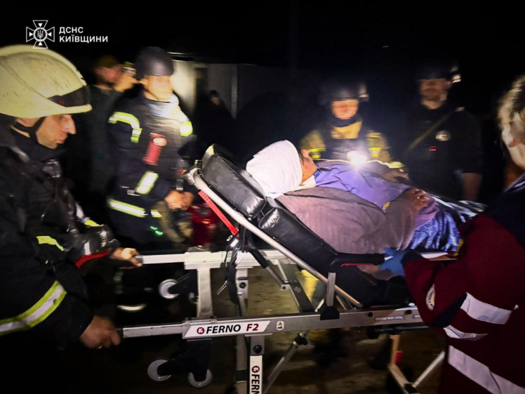 Росія завдала удару дронами і балістикою по Києву. Є загиблі і руйнування (фото, відео)