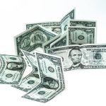 Інфляція в США прискорилась не так, як очікували. Долар впав