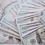 Курс валют: долар та євро дорожчають в банках