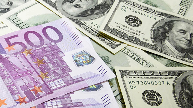Курс валют: долар та євро пішли вниз на міжбанку