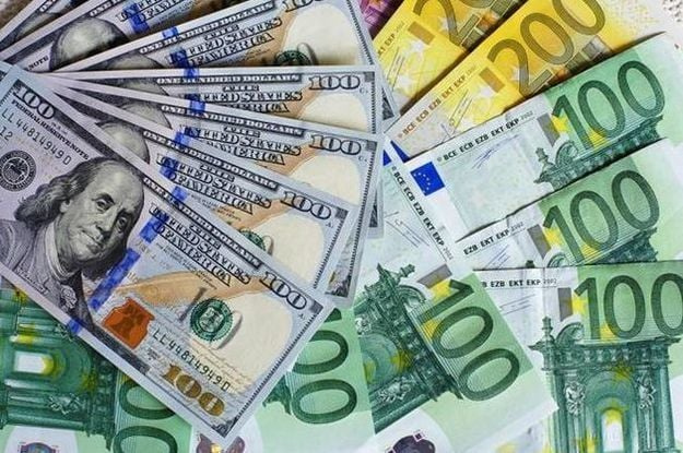 Курс валют: долар та євро продовжують падіння на міжбанку