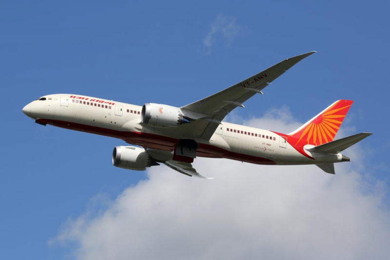 Літаки Air India переслідує злий рок: пілоту довелося повернутися в аеропорт Гонконгу