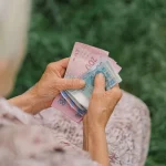 Пенсії в будь-якому банку: Уряд спростив отримання виплат для ВПО, людей на ТОТ і за кордоном