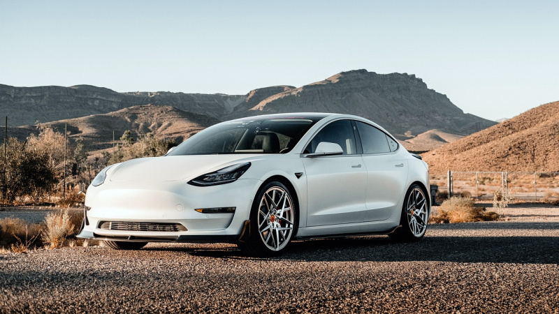 Продажі Tesla у Китаї падають восьмий місяць поспіль: війна цін посилюється