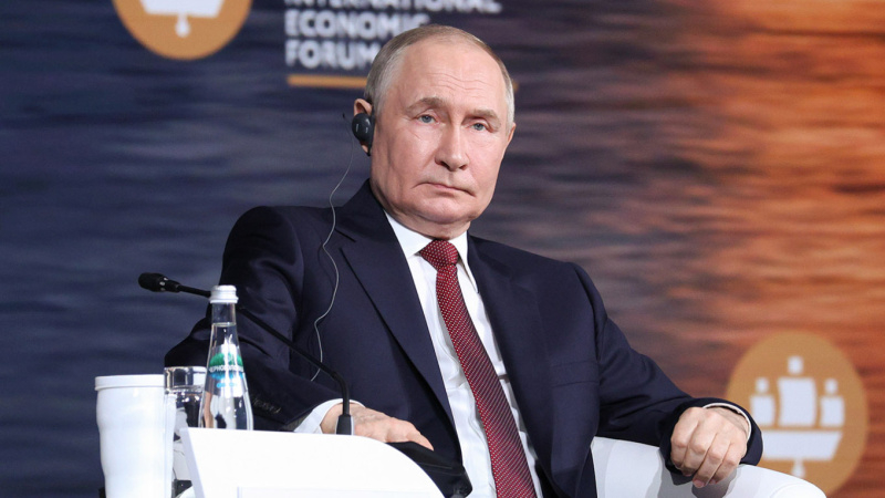путін вперше публічно визнав існування ризиків стагнації та навіть рецесії для російської економіки