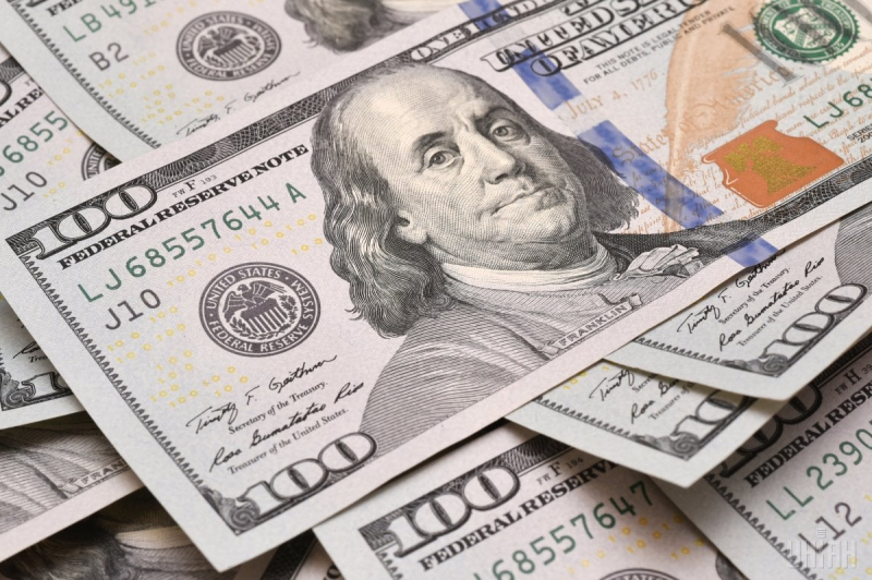 Скільки коштуватимуть 100 доларів в Україні до кінця року: прогноз банкіра