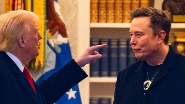 Tesla зазнала рекордного падіння акцій через конфлікт Маска з Трампом