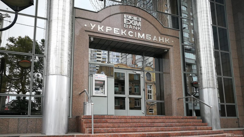 Укрексімбанк відмовляється від переказів Western Union та MoneyGram: що відомо