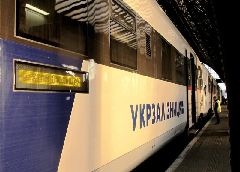“Укрзалізниця” попередила про запізнення низки поїздів через нічну атаку