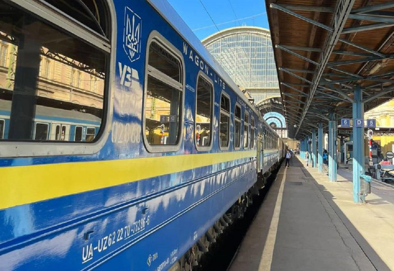 “Укрзалізниця” призначає низку додаткових поїздів до Прикарпаття: дати курсування