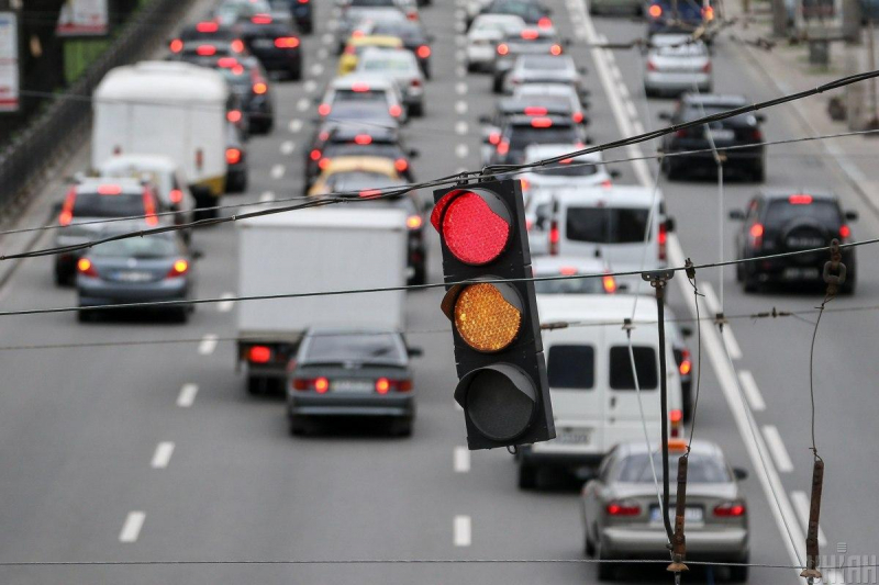 В Києві обмежили рух на деяких вулицях після нічного обстрілу: як курсує транспорт