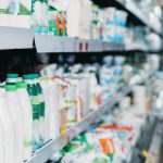 В Україні знизились ціни на молочні продукти: скільки коштує масло, кефір та сметана