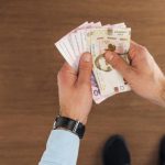 “Великий Брат” лізе у кишеню: нові ліміти Нової пошти та банків змінюють правила