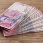 60 тисяч на місяць: як зростають зарплати українських чиновників