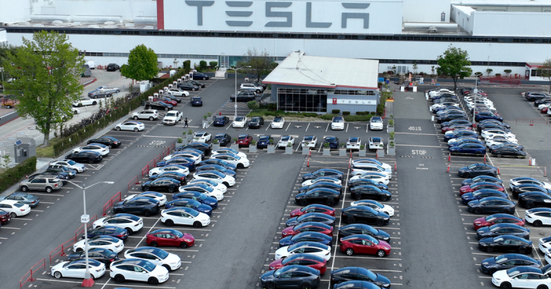 Продажі Tesla впали другий квартал поспіль: є ризик завершити рік у мінусі