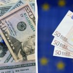 Чи варто купувати долари зараз або почекати: експерти дали поради українцям