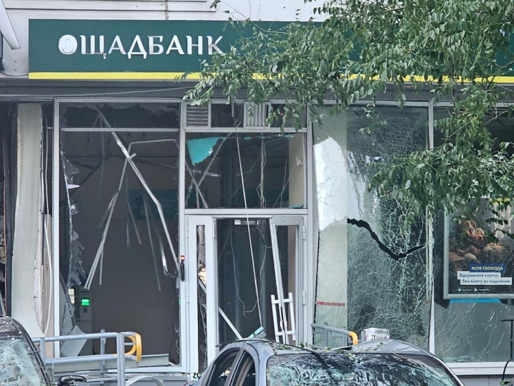 Внаслідок нічного обстрілу Одеси пошкоджено приміщення Ощадбанку (фото)