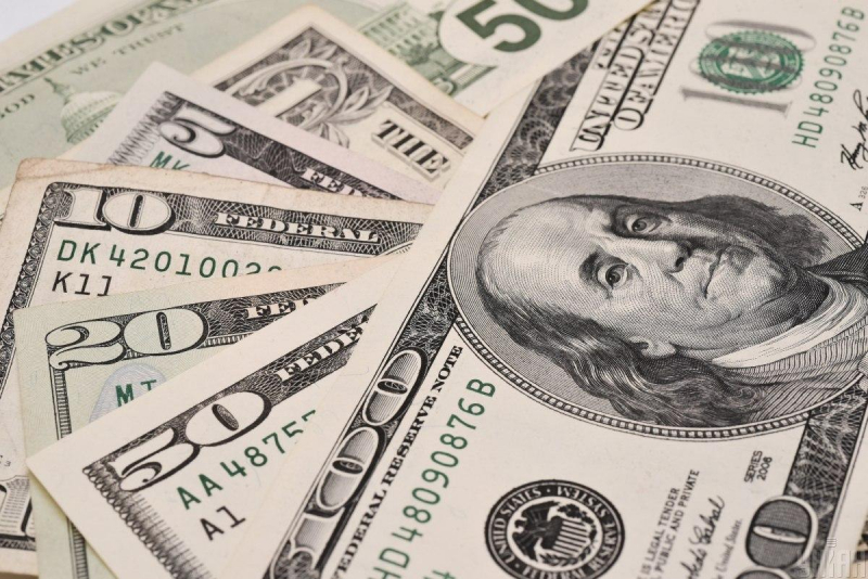Долар набирає обертів на тлі торговельної угоди США та ЄС