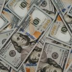 Долар подешевшав на міжбанківських торгах