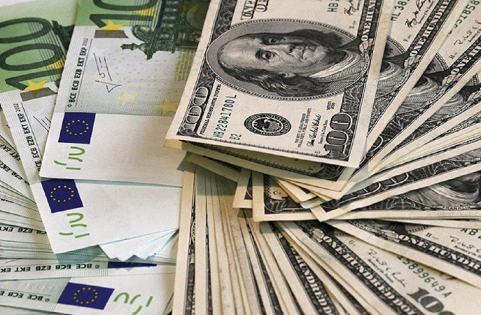 Долар залишається під тиском біля багаторічних мінімумів в очікуванні даних з ринку праці США