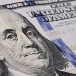 Долар зміцнюється на тлі мит Трампа