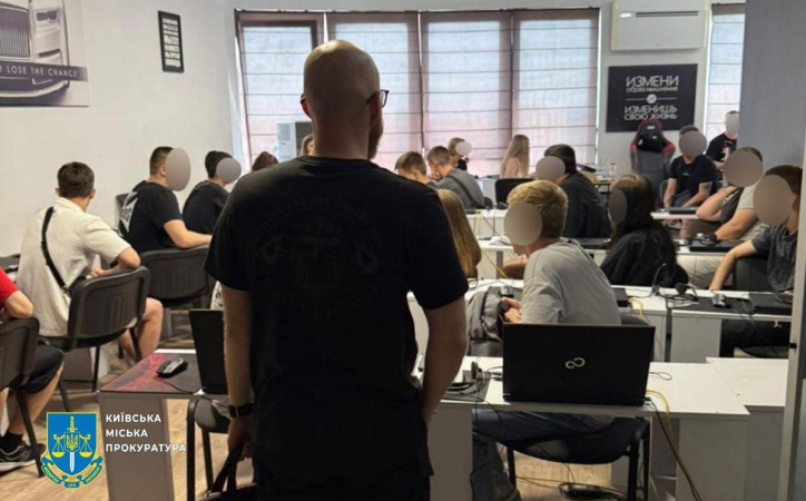«Інвестиції» в криптовалюту: у Києві викрили 15 шахрайських колцентрів