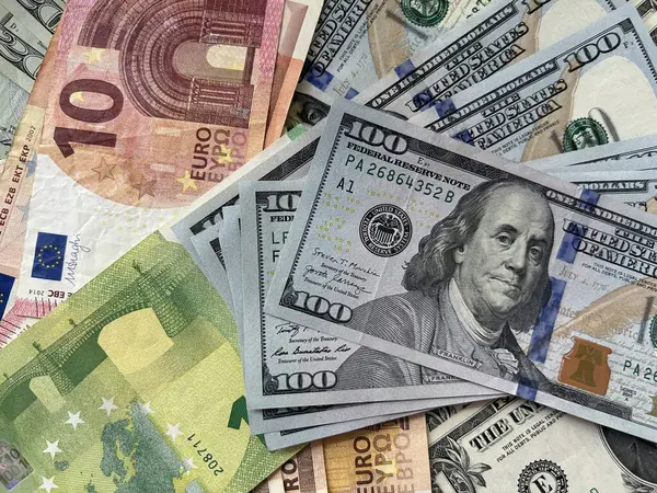 Курс валют: долар у банках подешевшав на дві копійки, євро — на сім копійок