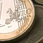 Курс валют: долар в банках втратив 19 копійок, євро — 18 копійок