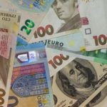 Курс валют: гривня падає на міжбанку, а долар на готівковому ринку продається по 42 грн