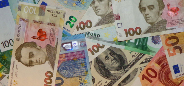 Курс валют: гривня падає на міжбанку, а долар на готівковому ринку продається по 42 грн
