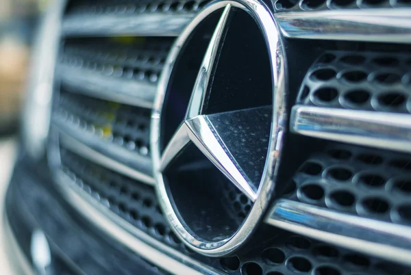 Mercedes заявила про падіння прибутку за півріччя на майже 56%