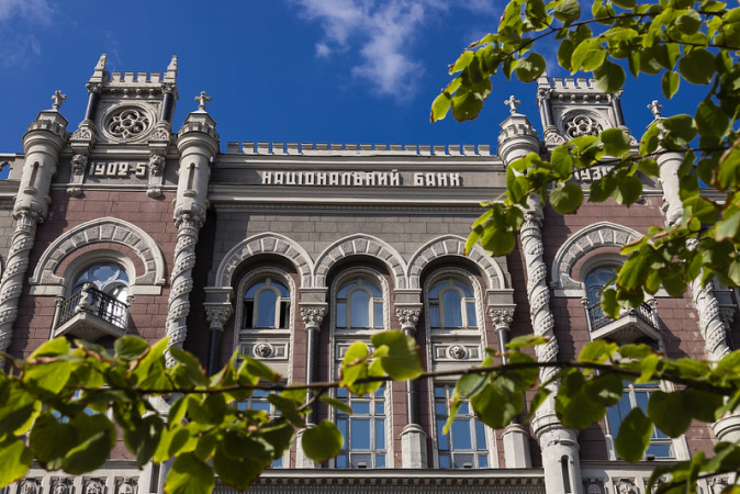 Рекордний продаж валюти з лютого: НБУ продав понад $900 мільйонів за тиждень