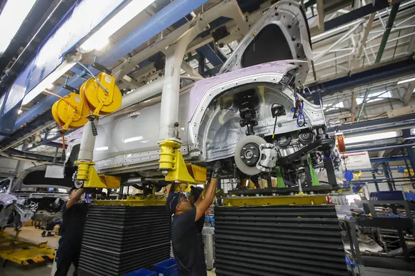 Світовий автопром набирає обертів: виробництво зросло на 3%, лідирує — Китай