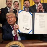 Трамп підписав закон про регулювання стейблкоїнів. Як відреагував крипторинок