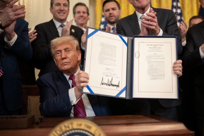 Трамп підписав закон про регулювання стейблкоїнів. Як відреагував крипторинок