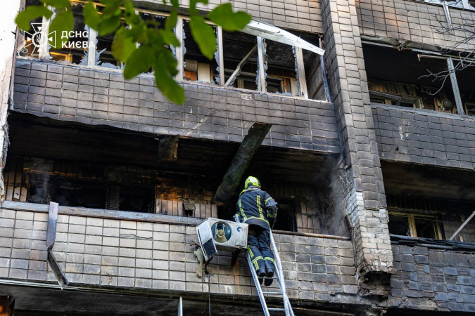 У Києві через обстріл затримуються поїзди, частина автобусів та тролейбусів курсує з обмеженнями