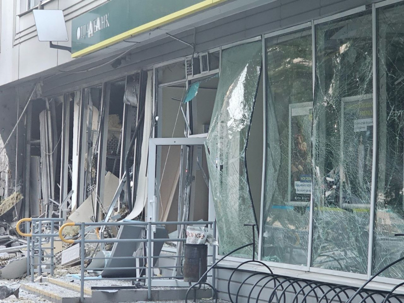 В Одесі від російського удару постраждало відділення Ощадбанку