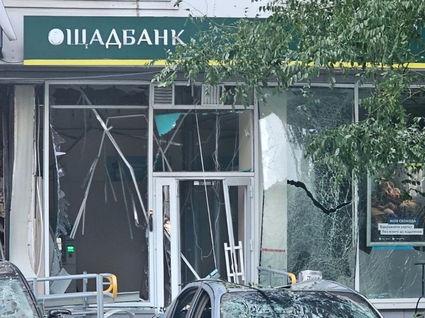 В Одесі від російського удару постраждало відділення Ощадбанку