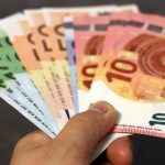 Євро обвалився на міжбанку на 52 копійки