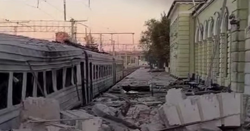 «Наймасованіша атака з початку війни». Росія обстріляла залізничну інфраструктуру Лозової, є загиблий (фото)