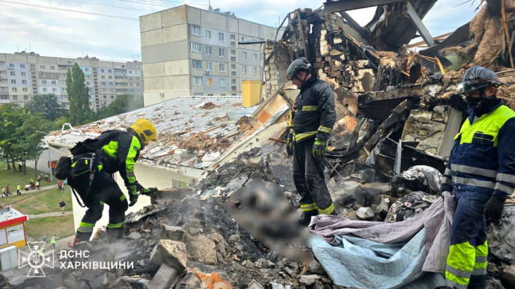 У Харкові є загиблі після удару Росії по багатоповерхівці (фото)