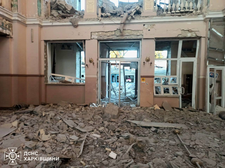 «Наймасованіша атака з початку війни». Росія обстріляла залізничну інфраструктуру Лозової, є загиблий (фото)