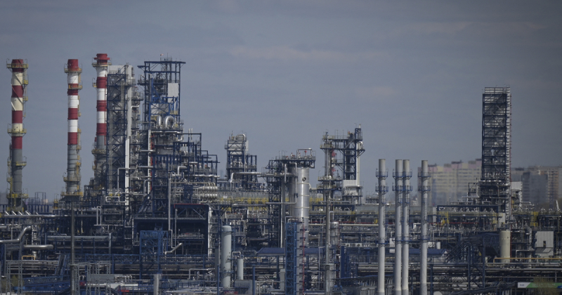 Українські дрони вивели з ладу два найбільших НПЗ «Роснефти» – Reuters