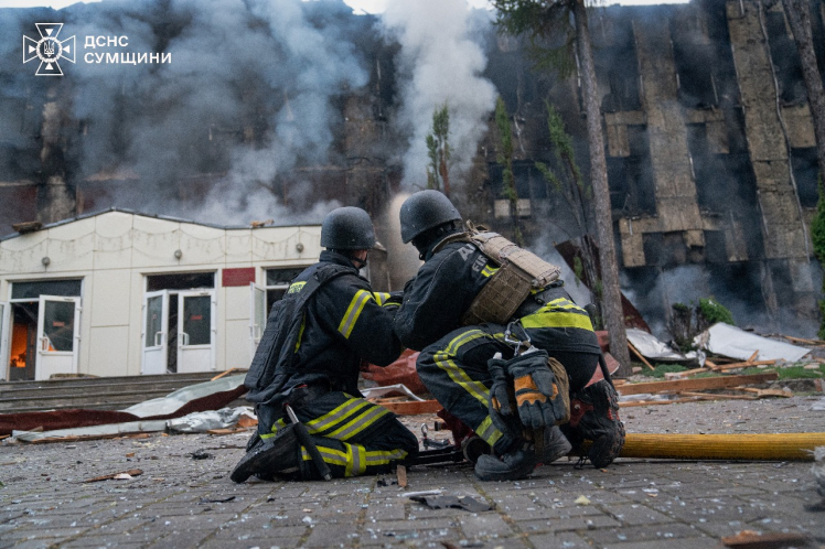 Росія атакувала Сумський державний університет: зруйнували один із корпусів (фото, відео)