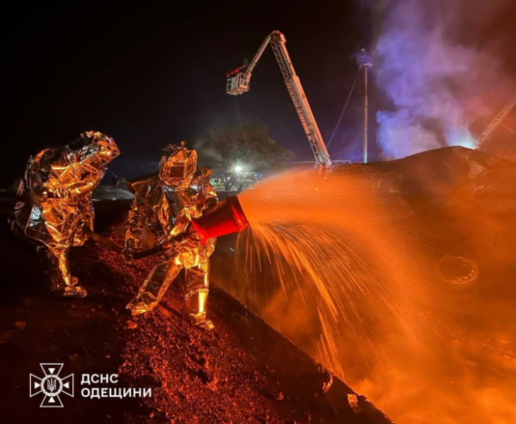 Росія «шахедами» вдарила по припортовій інфраструктурі Одещини: спричинено масштабну пожежу, є постраждалий (фото, відео)