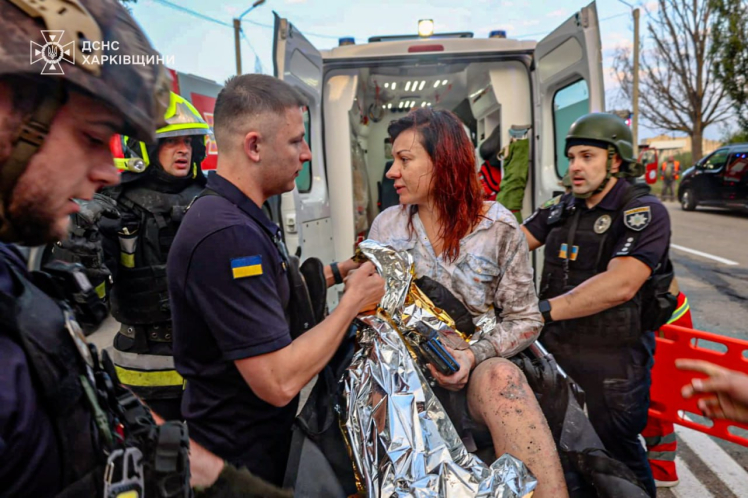 У Харкові є загиблі після удару Росії по багатоповерхівці (фото)