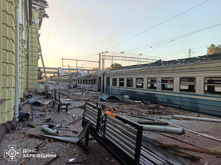 «Наймасованіша атака з початку війни». Росія обстріляла залізничну інфраструктуру Лозової, є загиблий (фото)